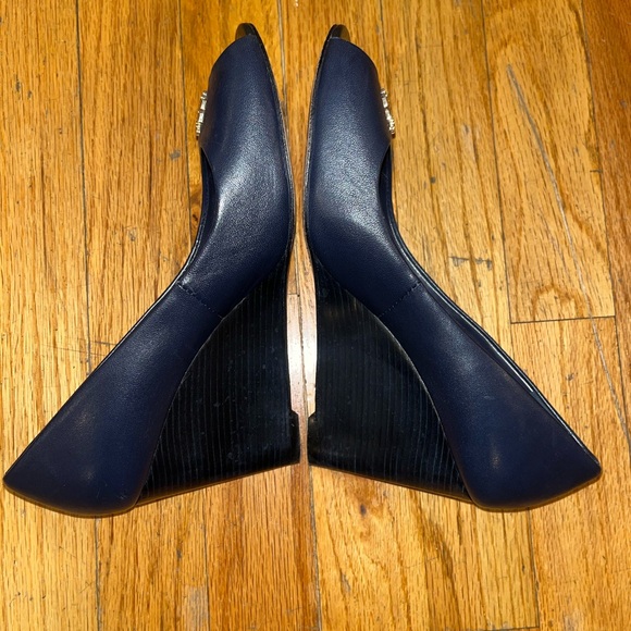 Tory Burch navy blue peep toe pumps with gold front logo size 7 1/2 M - Picture 3 of 4